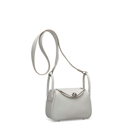 A GRIS PERLE CLÉMENCE LEATHER MINI LINDY 19 WITH PALLADIUM HARDWARE - photo 2