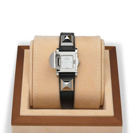 A BLACK EPSOM LEATHER MÉDOR WATCH - фото 1