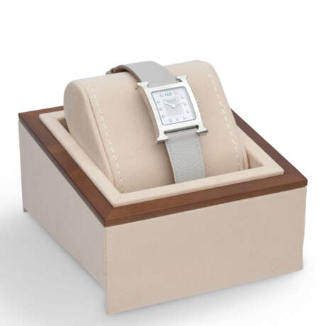 A DIAMOND SET MOTHER OF PEARL DIAL HEURE H WATCH WITH GRIS PERLE CHÈVRE LEATHER STRAP - photo 2