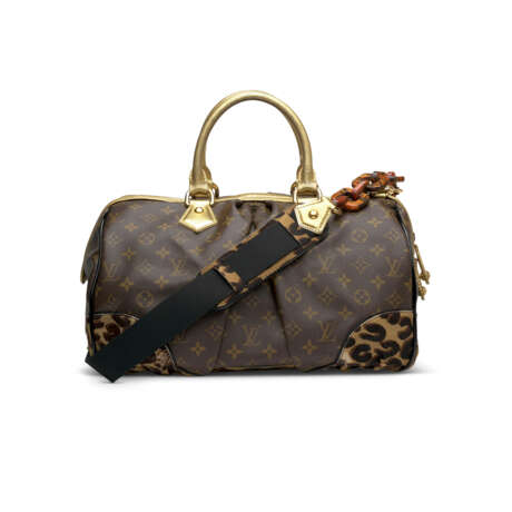A LIMITED EDITION CLASSIC MONOGRAM CANVAS LEOPARD STEPHEN BAG WITH GOLD HARDWARE - Foto 1