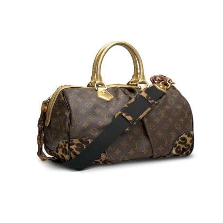 A LIMITED EDITION CLASSIC MONOGRAM CANVAS LEOPARD STEPHEN BAG WITH GOLD HARDWARE - Foto 2