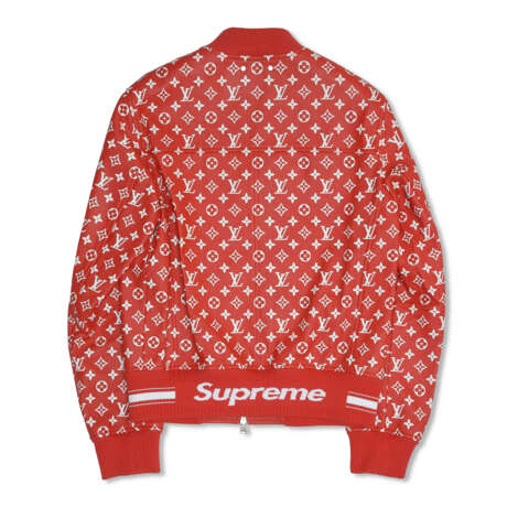 A LIMITED EDITION RED & WHITE MONOGRAM LEATHER BOMBER JACKET BY SUPREME - Foto 2