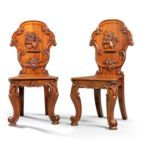 A PAIR OF WILLIAM IV MAHOGANY HALL CHAIRS - Foto 1
