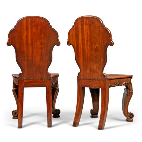 A PAIR OF WILLIAM IV MAHOGANY HALL CHAIRS - Foto 4