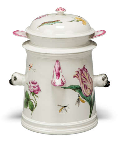 A HÖCHST PORCELAIN TWO-HANDLED VEILLEUSE, COVER AND LINER - Foto 2
