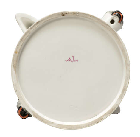 A HÖCHST PORCELAIN TWO-HANDLED VEILLEUSE, COVER AND LINER - Foto 4