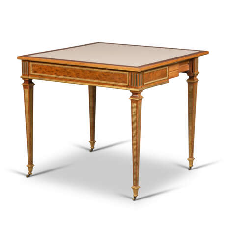 A FRENCH ORMOLU-MOUNTED PLUM-PUDDING MAHOGANY CARD TABLE - Foto 3