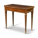 A FRENCH ORMOLU-MOUNTED PLUM-PUDDING MAHOGANY CARD TABLE - Foto 4