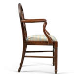 A PAIR OF GEORGE III MAHOGANY OPEN ARMCHAIRS - фото 3
