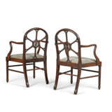 A PAIR OF GEORGE III MAHOGANY OPEN ARMCHAIRS - Foto 4
