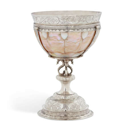 A JAMES I SILVER-MOUNTED MOTHER-OF-PEARL CUP - photo 1