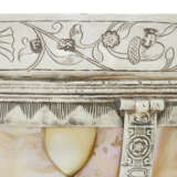 A JAMES I SILVER-MOUNTED MOTHER-OF-PEARL CUP - Foto 2