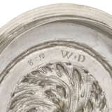A CHARLES II SILVER PORRINGER AND COVER - фото 4