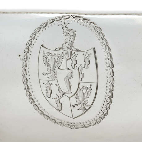 A GEORGE II SILVER SOUP TUREEN AND COVER AND A GEORGE III SOUP TUREEN AND COVER, EN SUITE - Foto 2