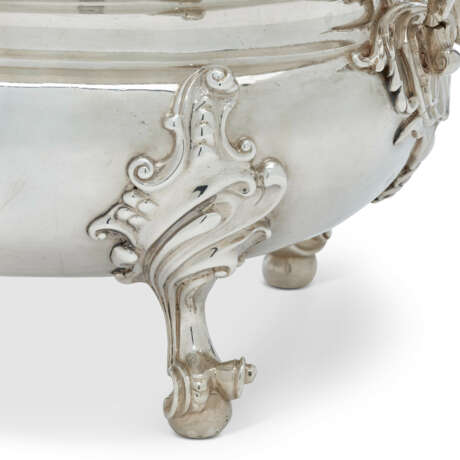 A GEORGE II SILVER SOUP TUREEN AND COVER AND A GEORGE III SOUP TUREEN AND COVER, EN SUITE - photo 4