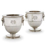 A PAIR OF GEORGE III SILVER WINE COOLERS, COLLARS AND LINERS - Foto 1