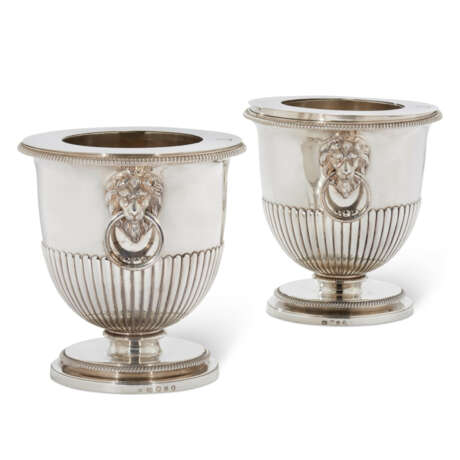 A PAIR OF GEORGE III SILVER WINE COOLERS, COLLARS AND LINERS - фото 2