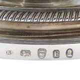 A PAIR OF GEORGE III SILVER WINE COOLERS, COLLARS AND LINERS - Foto 3