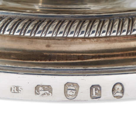 A PAIR OF GEORGE III SILVER WINE COOLERS, COLLARS AND LINERS - фото 3