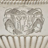 A PAIR OF GEORGE III SILVER SOUP TUREENS, COVERS AND LINERS - Foto 2