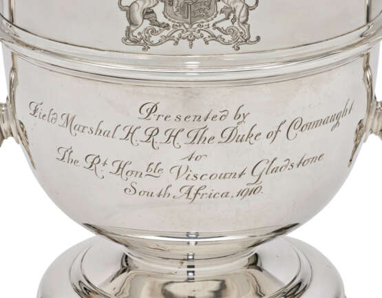 A MASSIVE EDWARD VIII SILVER CUP AND COVER - фото 4