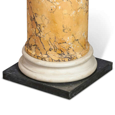 A SET OF FOUR REGENCY SCAGLIOLA 'SIENA MARBLE' IONIC COLUMNS - Foto 3