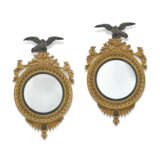 A PAIR OF REGENCY GILTWOOD AND EBONISED CONVEX MIRRORS - фото 1