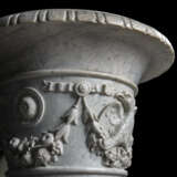 A PAIR OF LARGE ITALIAN MARBLE VASES - Foto 2