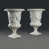 A PAIR OF LARGE ITALIAN MARBLE VASES - Foto 4