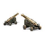 A PAIR OF EARLY VICTORIAN BRONZE AND OAK SALUTING CANNON - photo 1