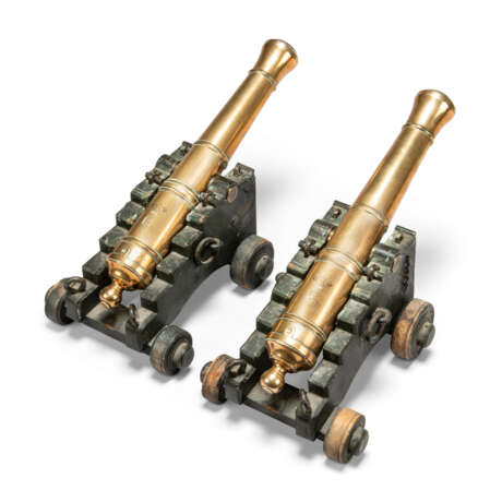 A PAIR OF EARLY VICTORIAN BRONZE AND OAK SALUTING CANNON - фото 2