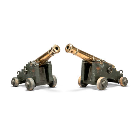 A PAIR OF EARLY VICTORIAN BRONZE AND OAK SALUTING CANNON - фото 3