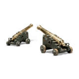 A PAIR OF EARLY VICTORIAN BRONZE AND OAK SALUTING CANNON - Foto 4