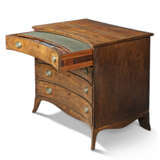A GEORGE III MAHOGANY CONCAVE-FRONTED DRESSING CHEST - photo 3