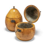 A GROUP OF FIVE ENGLISH SYCAMORE AND FRUITWOOD TEA CADDIES - Foto 2