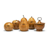 A GROUP OF FIVE ENGLISH SYCAMORE AND FRUITWOOD TEA CADDIES - Foto 3