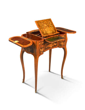 A LOUIS XV TULIPWOOD, AMARANTH, SYCAMORE AND FRUITWOOD MARQUETRY AND JAPANNED TABLE D'ACCOUCHER - Foto 2