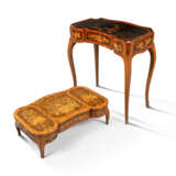 A LOUIS XV TULIPWOOD, AMARANTH, SYCAMORE AND FRUITWOOD MARQUETRY AND JAPANNED TABLE D'ACCOUCHER - Foto 3