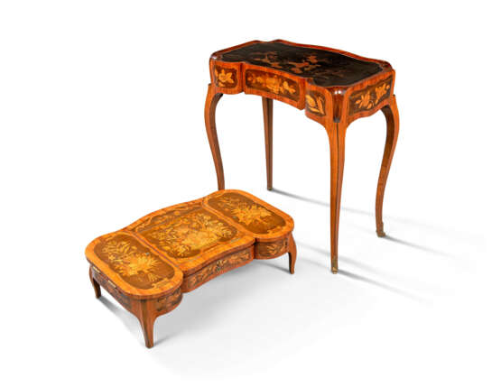 A LOUIS XV TULIPWOOD, AMARANTH, SYCAMORE AND FRUITWOOD MARQUETRY AND JAPANNED TABLE D'ACCOUCHER - Foto 3