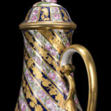 A PARIS (HONORE) PORCELAIN LARGE EWER AND COVER - Foto 3