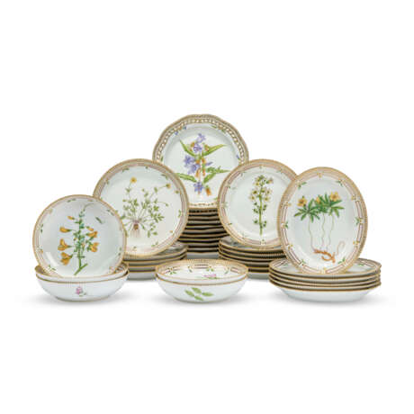 A ROYAL COPENHAGEN PORCELAIN 'FLORA DANICA' PATTERN PART TABLE-SERVICE - Foto 1