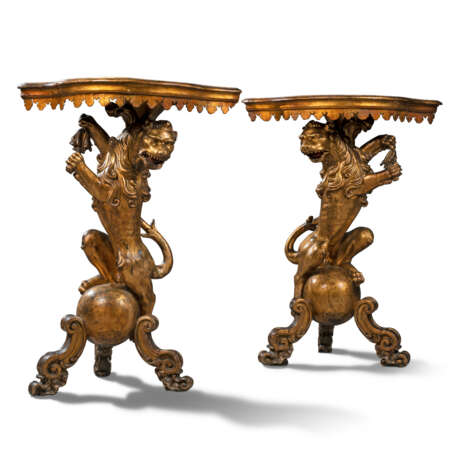 A PAIR OF ITALIAN GILTWOOD AND POLYCHROME-PAINTED CORNER CONSOLES - фото 1