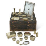 A CHARLES II SILVER-GILT DRESSING TABLE SERVICE WITH VICTORIAN ADDITIONS EN SUITE - Foto 9