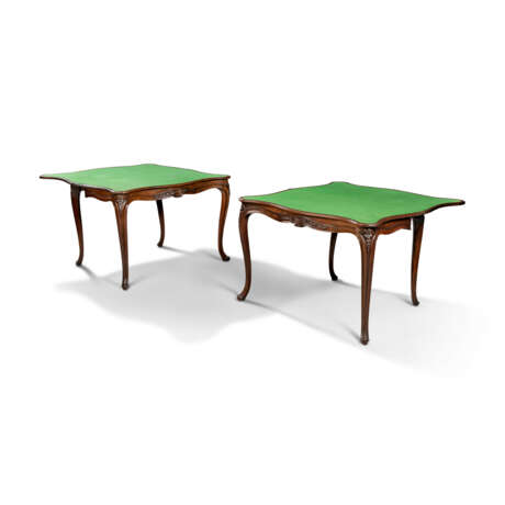 A PAIR OF GEORGE III MAHOGANY SERPENTINE CARD-TABLES - Foto 2