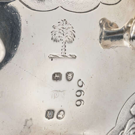 A SET OF EIGHT GEORGE III SILVER SALT-CELLARS FROM THE BALFOUR SERVICE - Foto 3