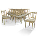 A SET OF SEVENTEEN FRENCH WHITE AND GILT-JAPANNED DINING-CHAIRS - Foto 6