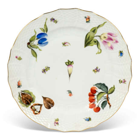 A HEREND PORCELAIN 'FRUITS AND FLOWERS' PATTERN COMPOSITE PART TABLE-SERVICE - photo 5