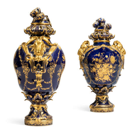 A LARGE PAIR OF BERLIN PORCELAIN DARK-BLUE-GROUND VASES AND COVERS - фото 2
