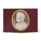 A CONTINENTAL GOLD-MOUNTED HARDSTONE SNUFF-BOX SET WITH A CAMEO - photo 2