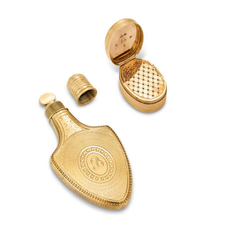 A GEORGE III GOLD VINAIGRETTE AND A CONTINENTAL GOLD SCENT BOTTLE - фото 2